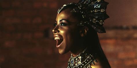 who played akasha in queen of the damned